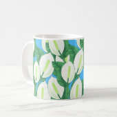 Mug Lys blancs sur arrière - plan bleu pâle (Devant gauche)