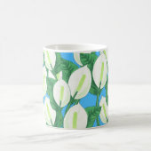 Mug Lys blancs sur arrière - plan bleu pâle (Centre)