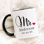 Mug M. Elegant Script Coeur Personnalisé Mariage Monog<br><div class="desc">Les tasses à café personnalisées pour M. et Mme nouvellement mariés sont dotées d'un élégant script noir et d'un nom de famille et d'un monogramme de date de mariage personnalisés. Le design comprend un joli détail de coeur rouge. Fait un grand cadeau mariage ! Magasinez notre magasin pour la conception...</div>