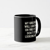 Mug Ma petite amie va vous embraser (Devant droit)