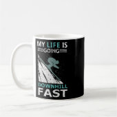 Mug Ma vie est en train de dévaler des pentes de ski r (Gauche)