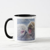 Mug Macaques japonais (fuscata de Macaca) se (Gauche)