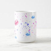 Mug Macarons appétissants dans des éclaboussures d'aqu (Centre)