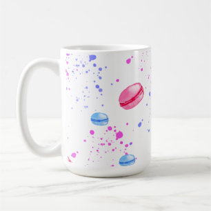 Mug Macarons appétissants dans des éclaboussures d'aqu