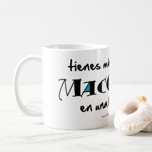 Mug MacGyver en una ferretería