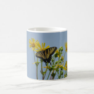 Mug Machaon oriental de tigre sur les marguerites