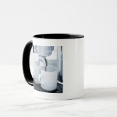 Mug Machine de café express faisant le café (Devant gauche)