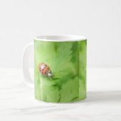 Mug Madame Bug sur la feuille de Feverfew (Devant gauche)