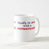 Mug Mademoiselle amoureuse d'un rhumatologue (Devant droit)