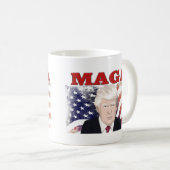 Mug MAGA American Flag Trump texte rouge (Devant droit)