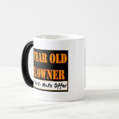 Mug Magique 90 ans, un propriétaire - les pièces des besoins, (Devant gauche)