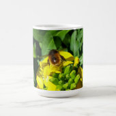 Mug Magique Abeille sur Fleurs Jaunes (Centre)