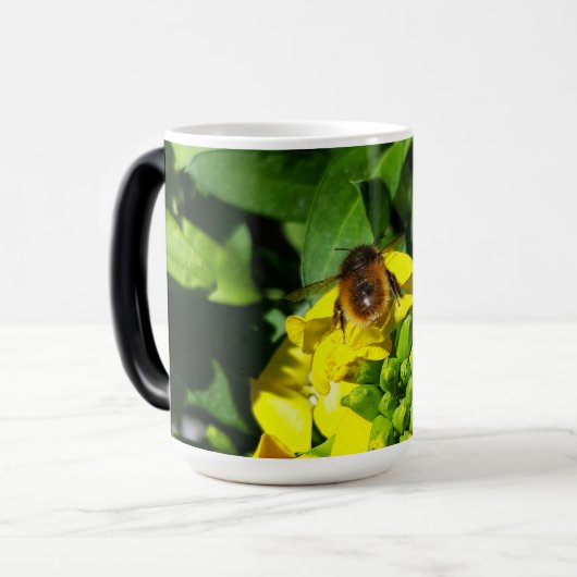Mug Magique Abeille sur Fleurs Jaunes (Devant gauche)