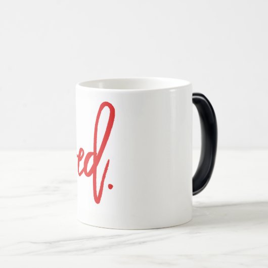 Mug Magique Aimé. Typographie de script moderne rouge (Devant droit)