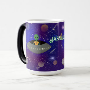 Mug Magique Alien dans un vaisseau spatial portant un t-shirt 