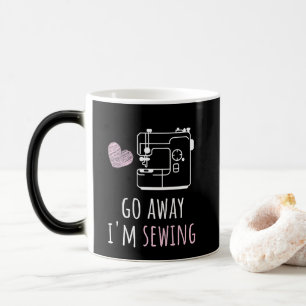 Mug Magique Allez-vous-en, je suis en train de coudre drôle