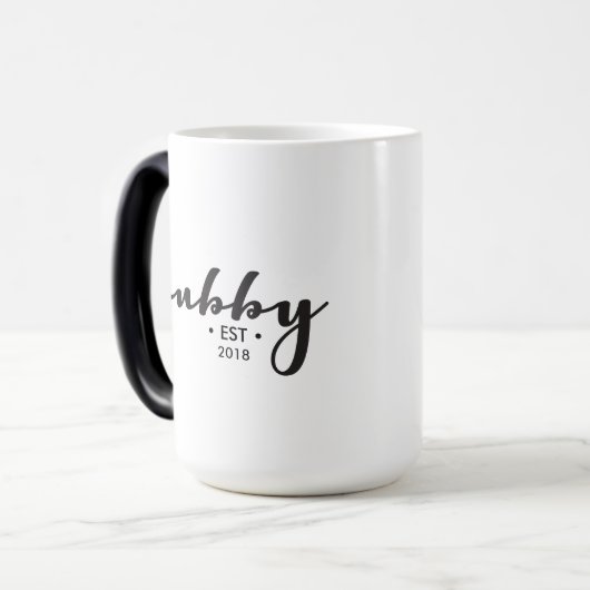 Mug Magique Année d'établissement Personnalisé Hubby script mo (Devant gauche)