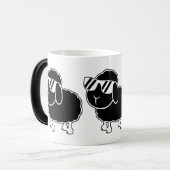 Mug Magique Bande dessinée mignonne de moutons noirs (Devant gauche)