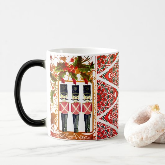 Mug Magique Casse-noix Trio Holly Frame Soldier (Avec donut)