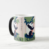 Mug Magique Charming Panda Adventure : Retro China Travel Art (Devant gauche)