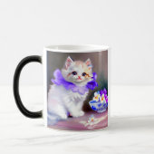 Mug Magique Chat blanc avec collier de fleurs violettes (Gauche)