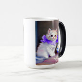 Mug Magique Chat blanc avec collier de fleurs violettes (Devant droit)