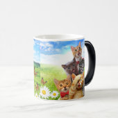 Mug Magique Chatons amusants dans le champ vert. (Devant droit)