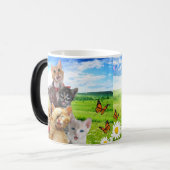 Mug Magique Chatons amusants dans le champ vert. (Devant gauche)