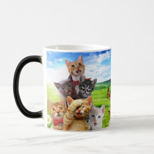 Mug Magique Chatons amusants dans le champ vert. (Gauche)