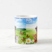 Mug Magique Chatons amusants dans le champ vert. (Centre)