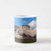 Mug Magique ciel nuageux profondément bleu national de scène (Centre)