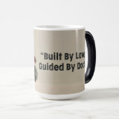 Mug Magique Construit par l'amour. Guidé par Papa (Devant droit)