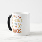 Mug Magique Courir sur la caféine et le chaos (Devant gauche)