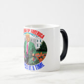 MUG MAGIQUE DONALD TRUMP-NETTOYAGE DE L'AMÉRIQUE UN SAC À LA F (Devant droit)