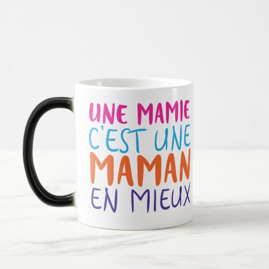 MUG MAGIQUE EN MIEUX D'UNE MAMIE C'EST UNE MAMAN (Gauche)