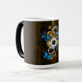 Mug Magique Engrenages à vapeur et papillons bleus (Devant gauche)