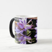 Mug Magique Fleur pourpre de nénuphar dans la fleur (Devant gauche)