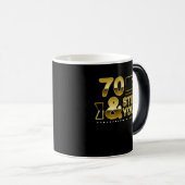 Mug Magique Golden 70 and still young 70th birthday quote (Devant droit)