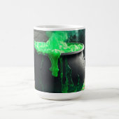 Mug Magique Halloween en cauldron de sorcière bouillonnante (Centre)