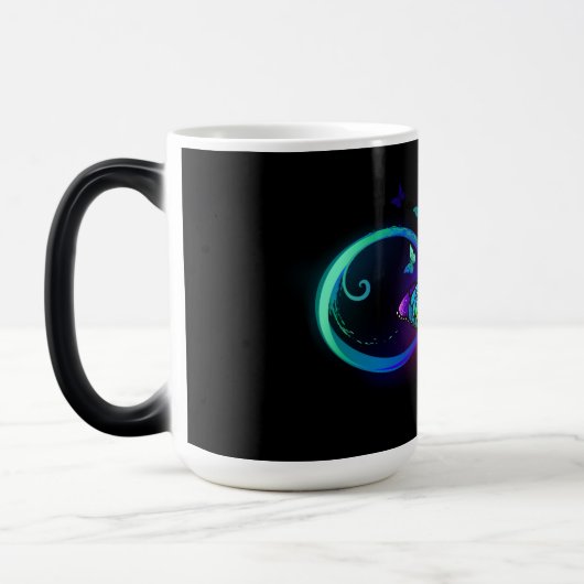 Mug Magique Infini vibrant avec papillon arc-en-ciel sur noir (Gauche)