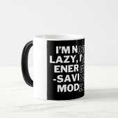 Mug Magique "Je ne suis pas azy, je suis en mode économie d’én (Devant gauche)