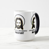 Mug Magique Jésus Était Un Immigrant Sans Papier, Une Trippée  (Devant droit)