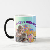 Mug Magique Joyeux anniversaire ! Chat dans le jardin de fleur (Gauche)