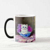 Kitten blanc vintage aux fleurs roses