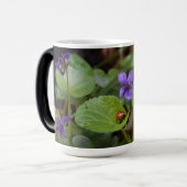 Mug Magique Ladybug sur les fleurs de violet doux (Devant gauche)