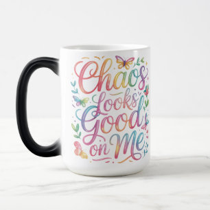 Mug Magique Le chaos me va bien – Citation papillon coloré