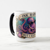 MUG MAGIQUE L'ENCRE ARRIVE MAIS JE RESTE COOL (Devant gauche)