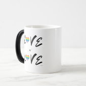 Mug Magique LGBTQIA LOVE est LOVE Rainbow Heart Pride drapeau (Devant gauche)