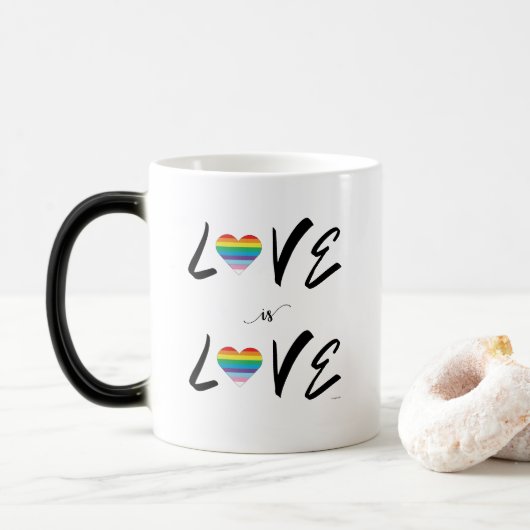 Mug Magique LGBTQIA LOVE est LOVE Rainbow Heart Pride drapeau (Avec donut)
