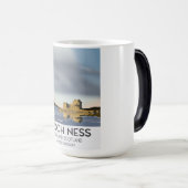Mug Magique Loch Ness, Highlands, Ecosse affiche de voyage (Devant droit)